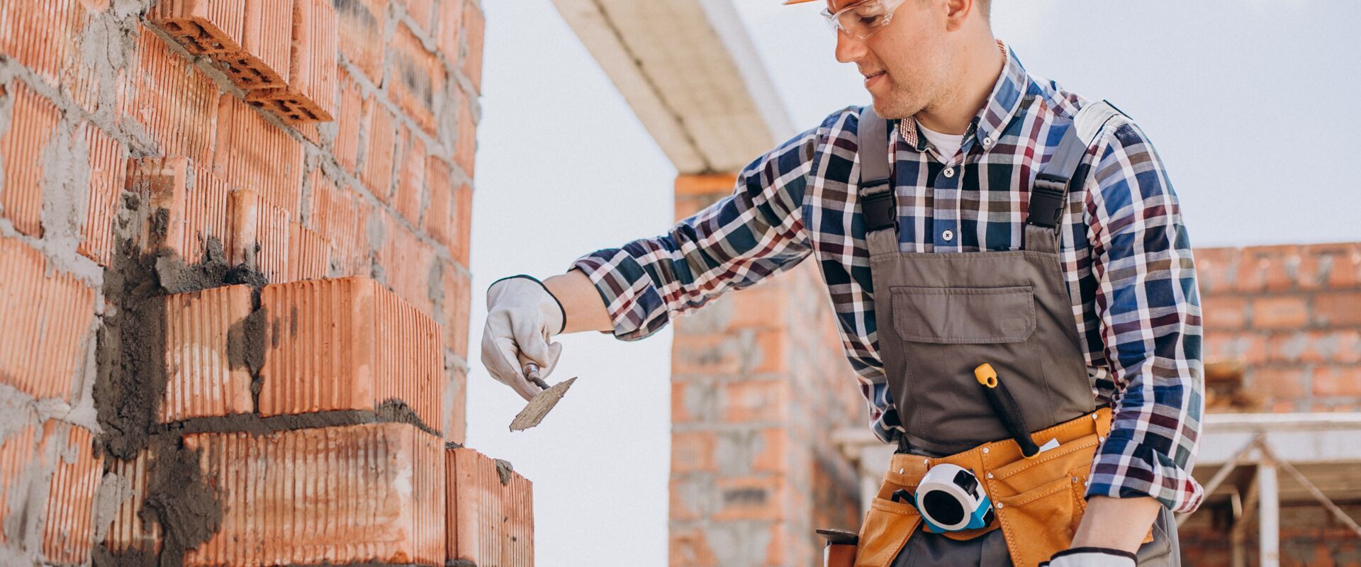 junger-handwerker-der-ein-haus-baut